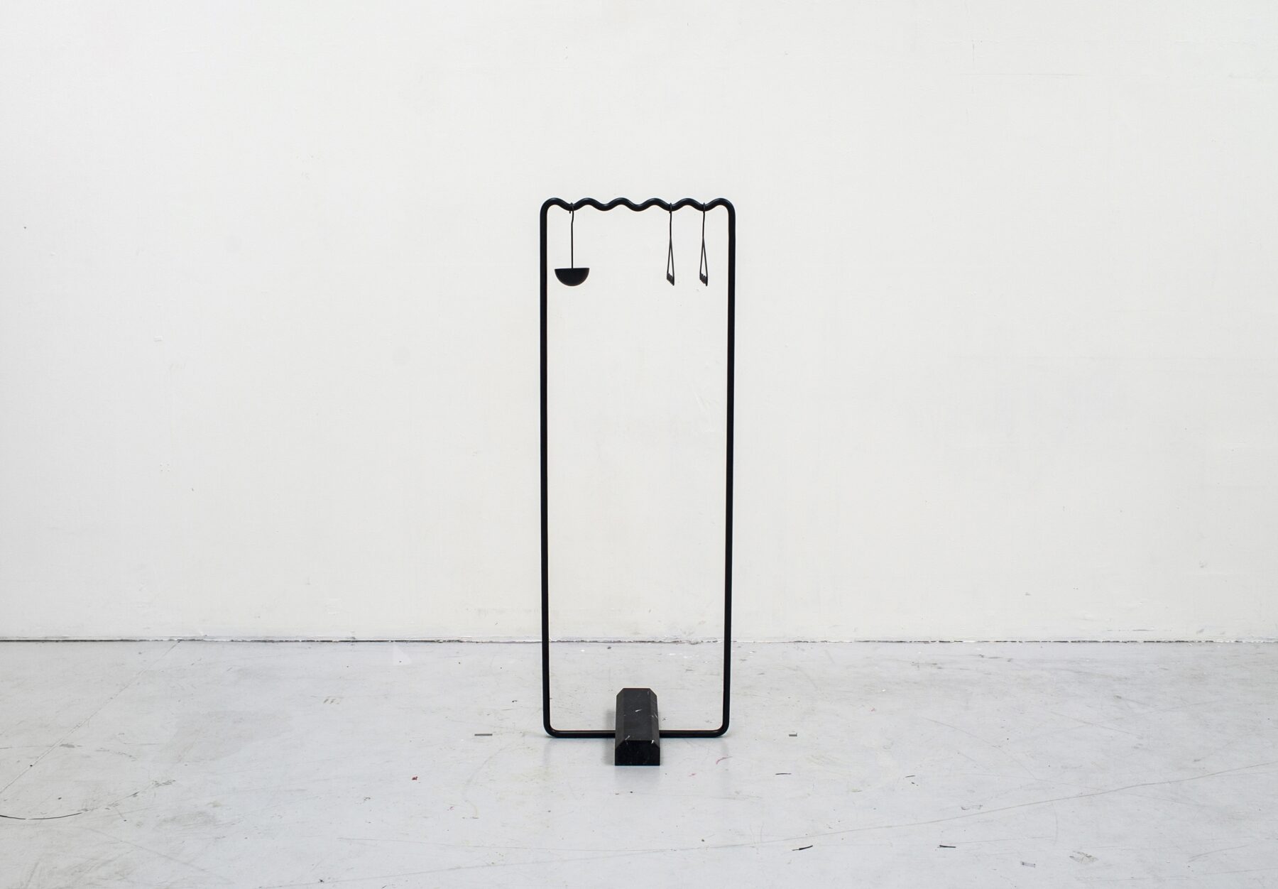 03_Black_hanger