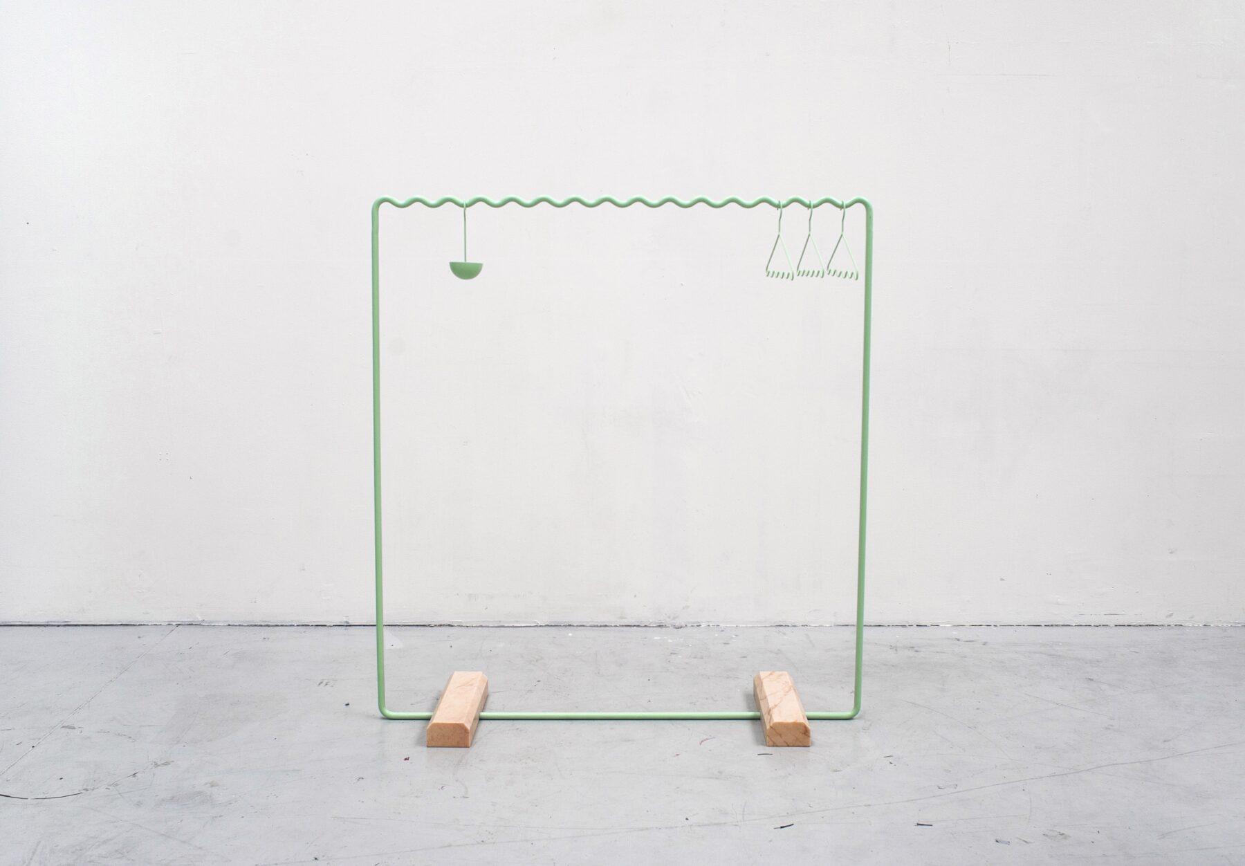 09_Green_hanger